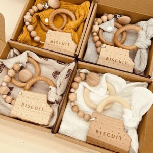 Natürliches Baby-Geschenkset aus Baumwolle und Holz | Perfekt für Neugeborene